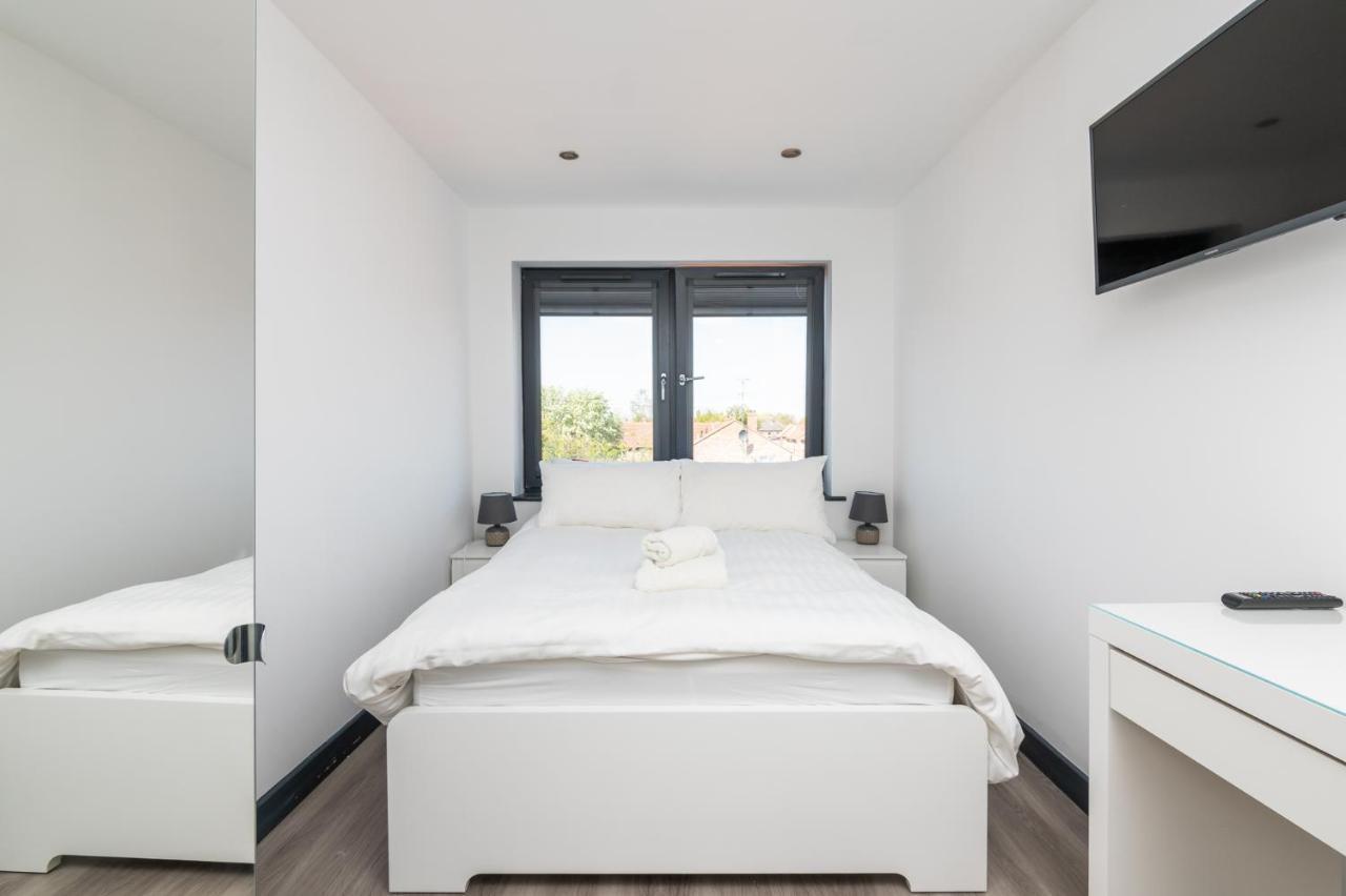 Modern Duplex Apt With 75 Inch Tv I Pass The Keys York Exterior photo