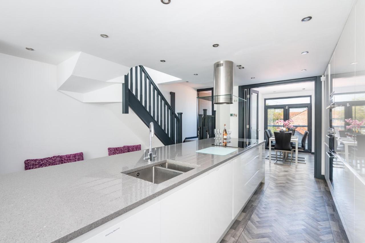 Modern Duplex Apt With 75 Inch Tv I Pass The Keys York Exterior photo