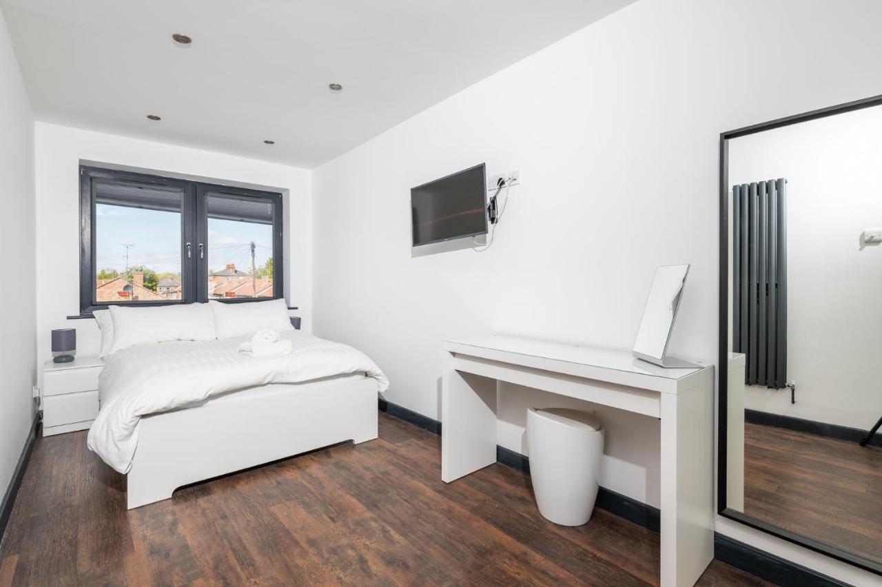 Modern Duplex Apt With 75 Inch Tv I Pass The Keys York Exterior photo
