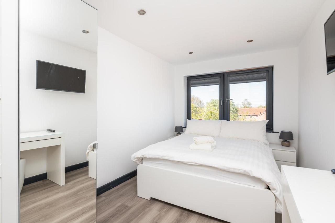 Modern Duplex Apt With 75 Inch Tv I Pass The Keys York Exterior photo