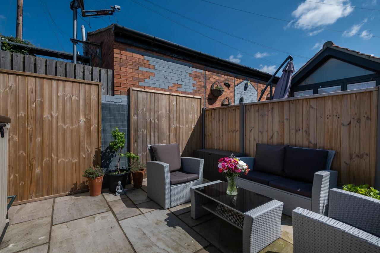 Modern Duplex Apt With 75 Inch Tv I Pass The Keys York Exterior photo