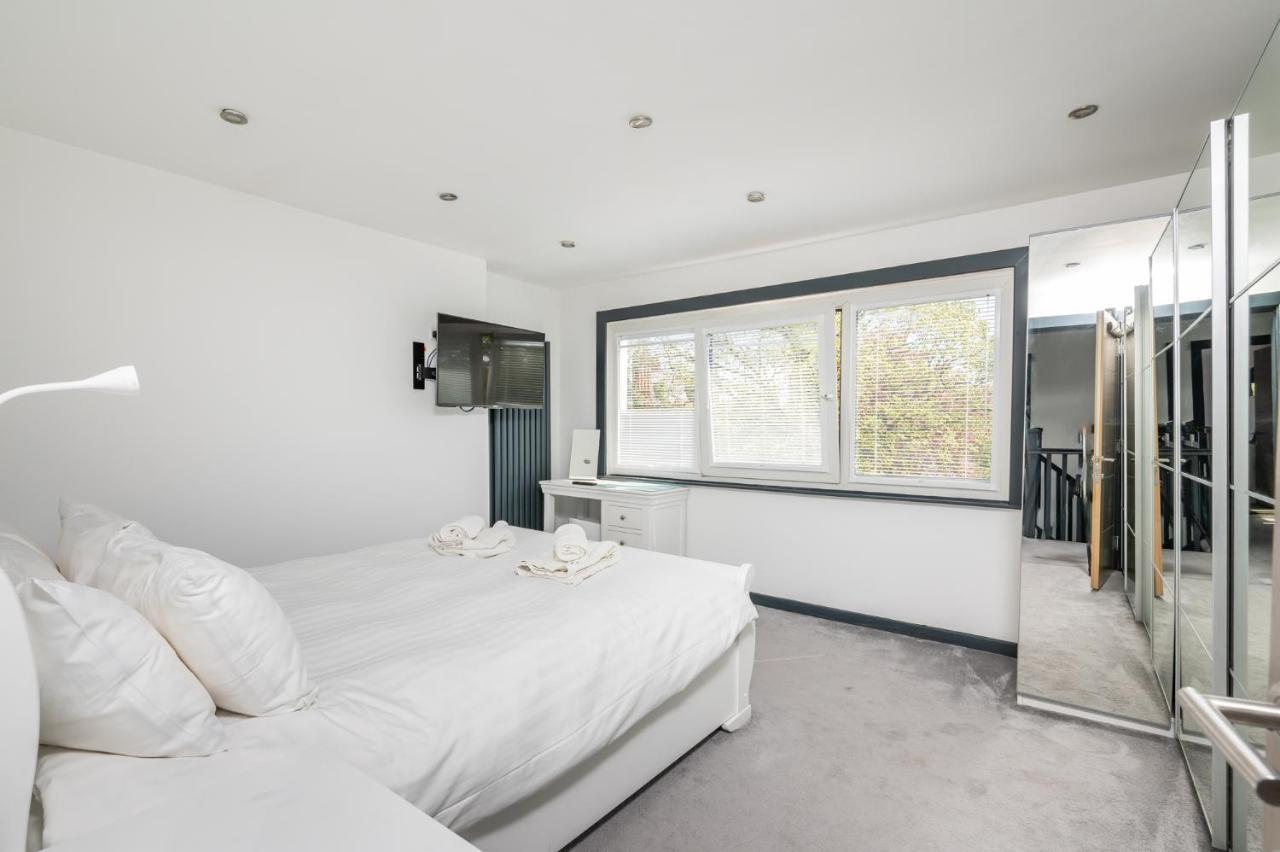 Modern Duplex Apt With 75 Inch Tv I Pass The Keys York Exterior photo