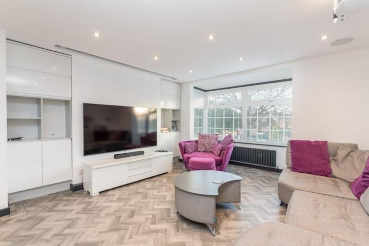 Modern Duplex Apt With 75 Inch Tv I Pass The Keys York Exterior photo