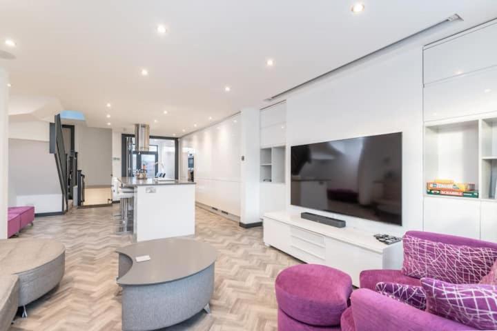 Modern Duplex Apt With 75 Inch Tv I Pass The Keys York Exterior photo